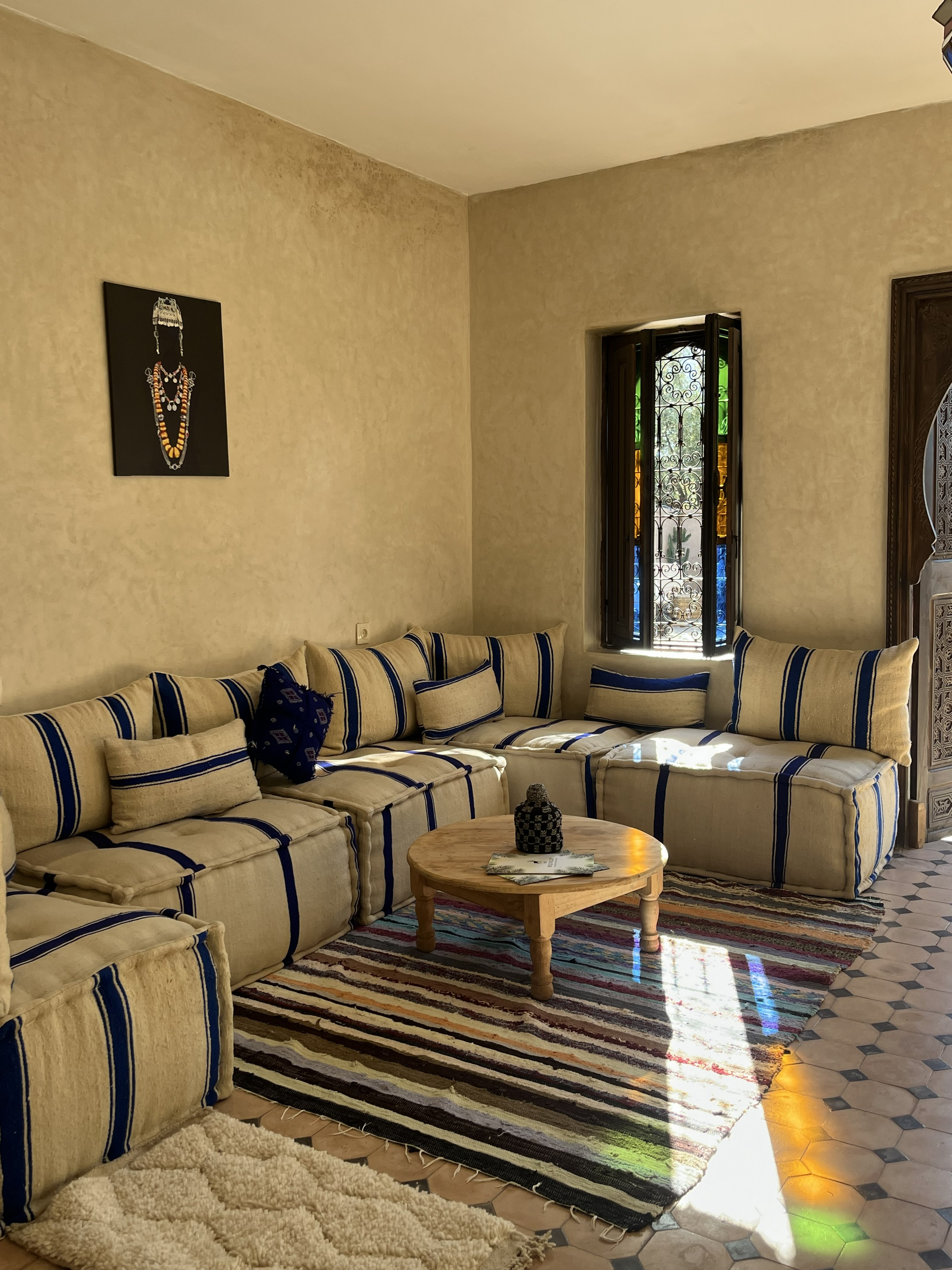 Salon berbère traditionnel décoré de zelliges et tadelakt — Wild Valley Ouirgane