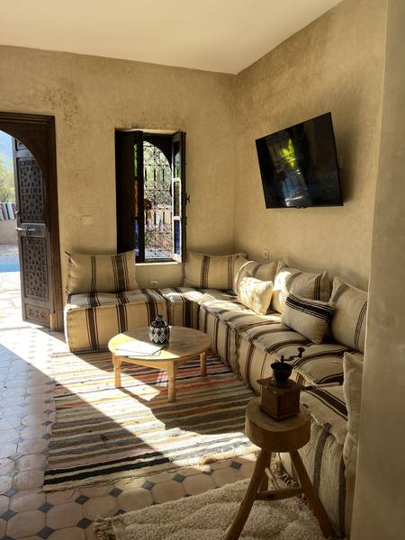 Thé à la menthe servi en terrasse face au lac d'Ouirgane — lodge Wild Valley, Haut Atlas Maroc